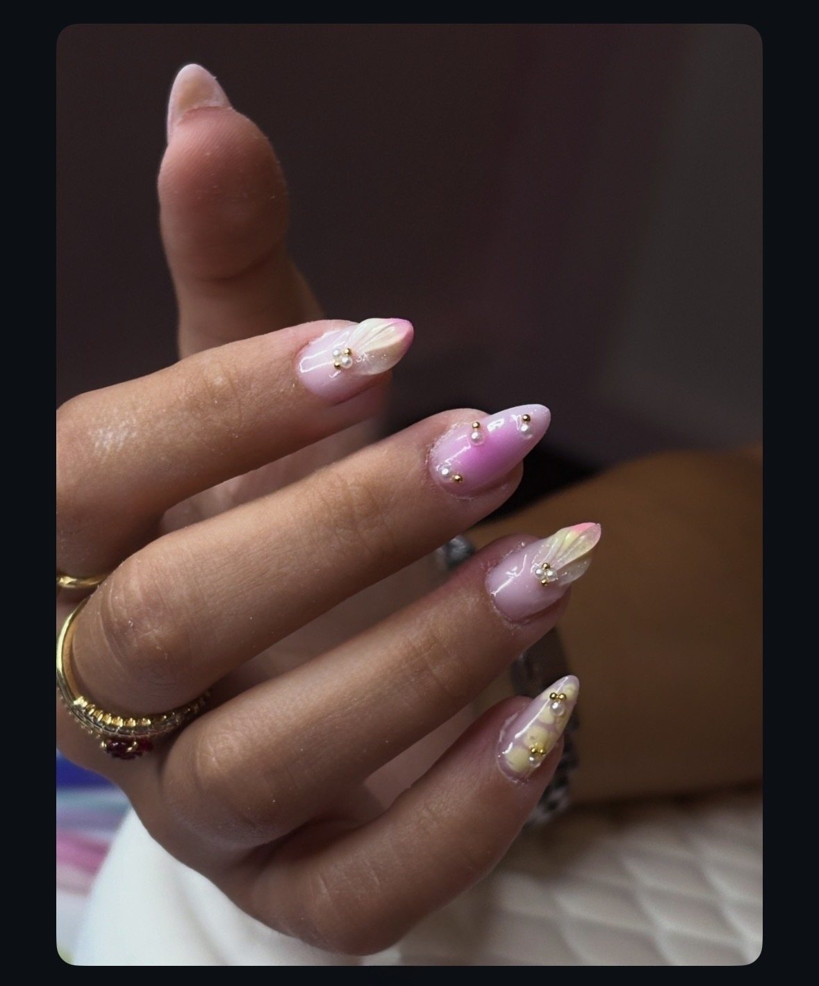 Détail nail art perles dorées 3D réalisé au salon, Studio Gold Marseille